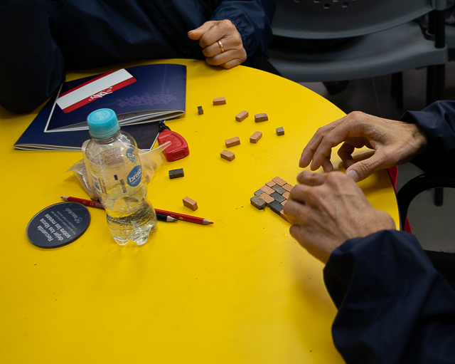 talleres Hologramas locales 640px-2