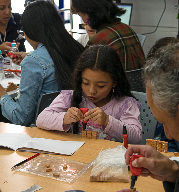 talleres Hologramas locales 640px-3