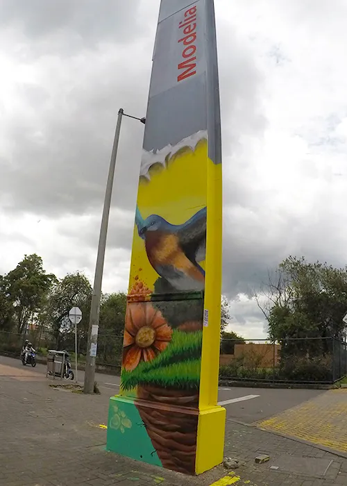 Totem trasmilenio estación modelia sur - Hologramas locales k-ops